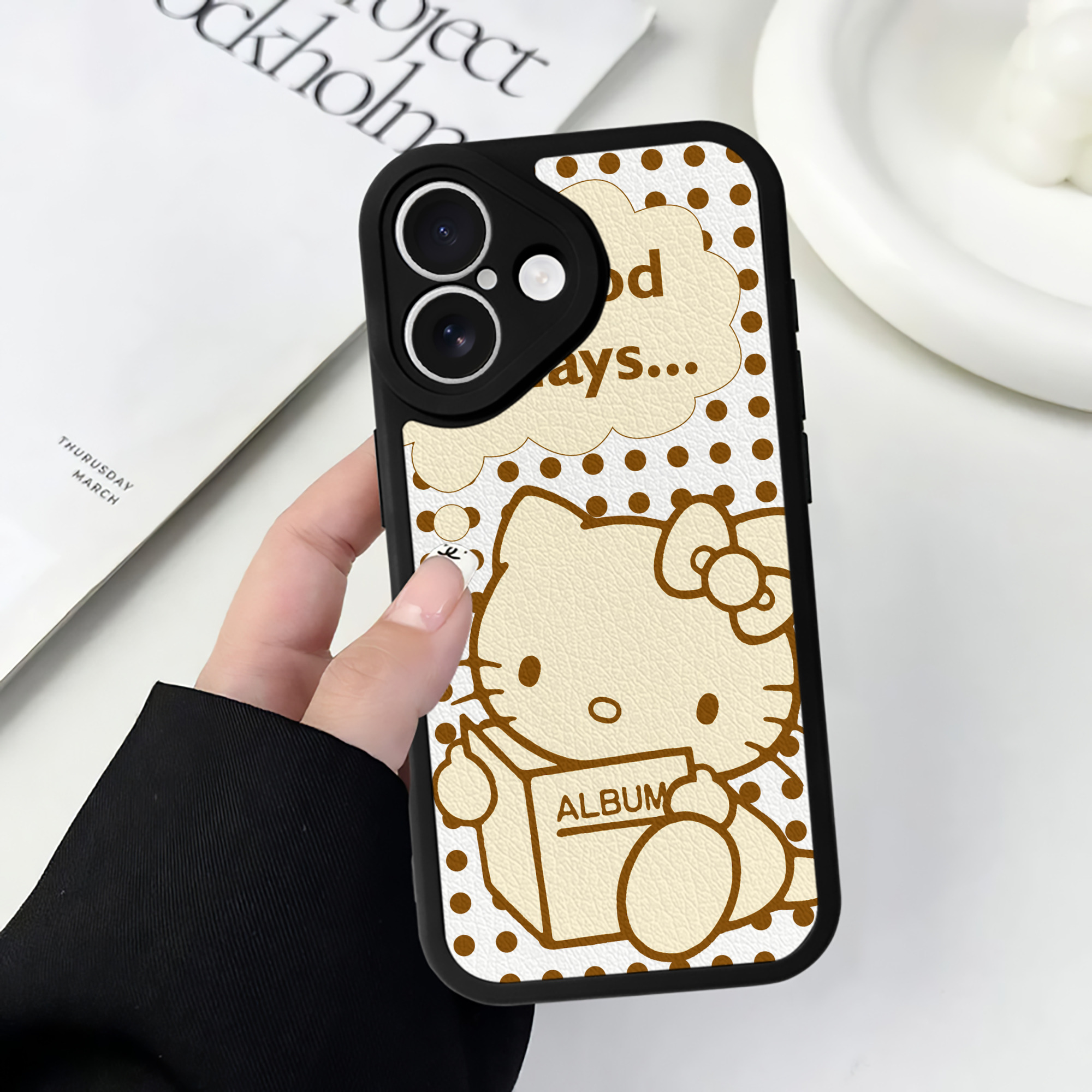 （画像用） Hello Kitty ハローキティ 【iPhone 16シリーズ対応】シリコンスマホケース（レザー調） 材質：シリコン